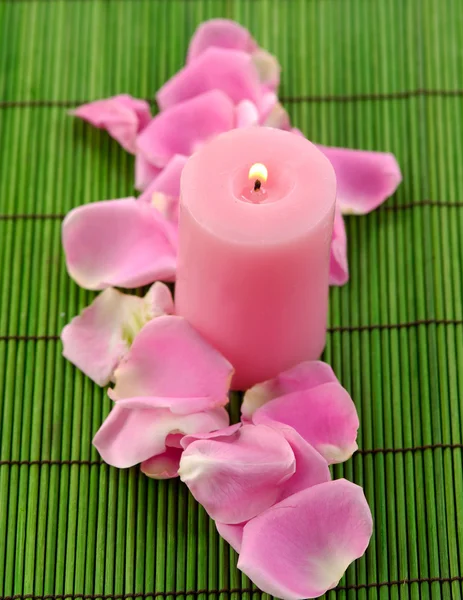 Rose petals and candle — Stock Photo, Image
