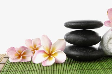 Frangipani çiçek ve mat yığılmış taşlar