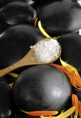 çakıl taşları ile mum ve çiçek yaprakları