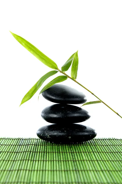Seixos zen e uma folha de bambu — Fotografia de Stock