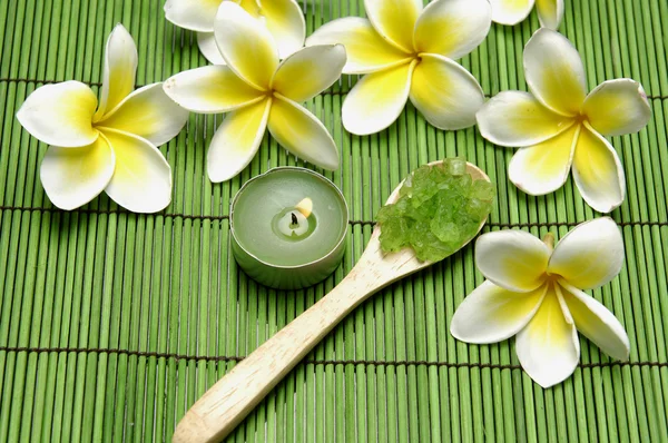 Flor de frangipani no tapete verde — Fotografia de Stock