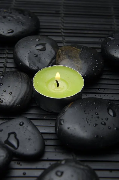 Candle and spa stones — Stock Photo, Image