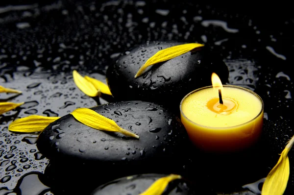 Candle with yellow flower petals — Stock Photo, Image