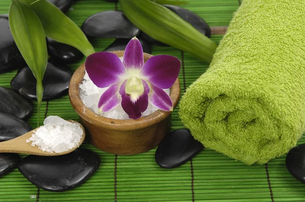Schöne Orchidee mit Steinen auf grüner Matte — Stockfoto