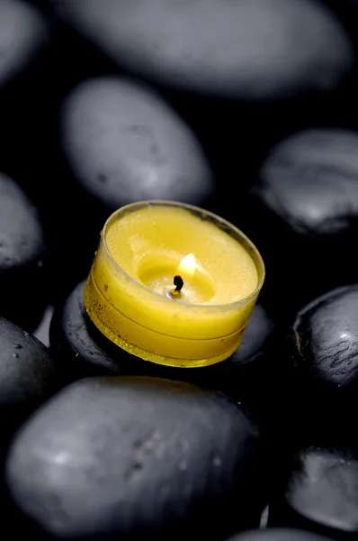 Kerzen brennen auf Kieselsteinen — Stockfoto
