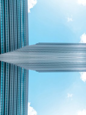 Çelik mavi camlı gökdelenlere panoramik ve perspektif manzarası, başarılı endüstriyel mimari iş konsepti