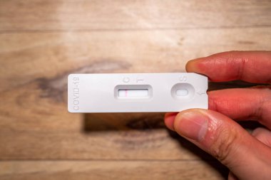 Negatif Covid19, SARSCoV2 antijen test kiti, bir basamak koronavirüs antijen hızlı test, tükürük çubuğu, bir test kutusu, kapatın