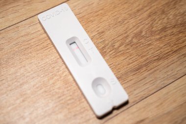 Negatif Covid19, SARSCoV2 antijen test kiti, bir basamak koronavirüs antijen hızlı test, tükürük çubuğu, bir test kutusu, kapatın