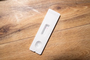 Negatif Covid19, SARSCoV2 antijen test kiti, bir basamak koronavirüs antijen hızlı test, tükürük çubuğu, bir test kutusu, kapatın