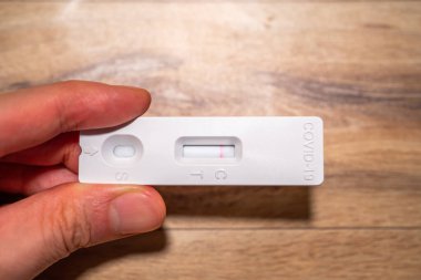 Negatif Covid19, SARSCoV2 antijen test kiti, bir basamak koronavirüs antijen hızlı test, tükürük çubuğu, bir test kutusu, kapatın
