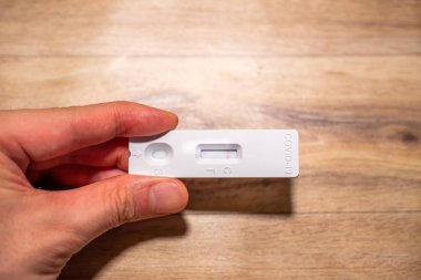 Negatif Covid19, SARSCoV2 antijen test kiti, bir basamak koronavirüs antijen hızlı test, tükürük çubuğu, bir test kutusu, kapatın