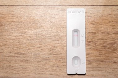 Negatif Covid19, SARSCoV2 antijen test kiti, bir basamak koronavirüs antijen hızlı test, tükürük çubuğu, bir test kutusu, kapatın