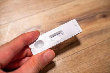 Negatif Covid19, SARSCoV2 antijen test kiti, bir basamak koronavirüs antijen hızlı test, tükürük çubuğu, bir test kutusu, kapatın