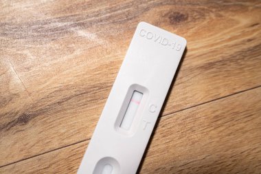 Negatif Covid19, SARSCoV2 antijen test kiti, bir basamak koronavirüs antijen hızlı test, tükürük çubuğu, bir test kutusu, kapatın