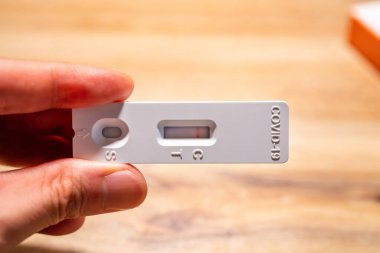 Negatif Covid19, SARSCoV2 antijen test kiti, bir basamak koronavirüs antijen hızlı test, tükürük çubuğu, bir test kutusu, kapatın