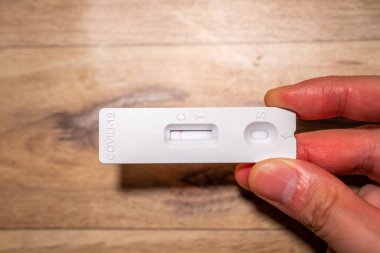 Negatif Covid19, SARSCoV2 antijen test kiti, bir basamak koronavirüs antijen hızlı test, tükürük çubuğu, bir test kutusu, kapatın