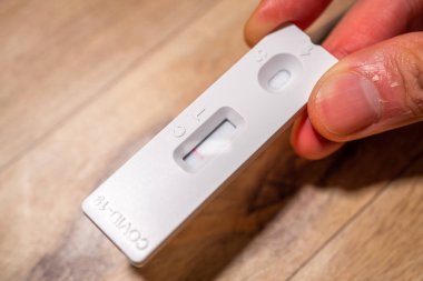 Negatif Covid19, SARSCoV2 antijen test kiti, bir basamak koronavirüs antijen hızlı test, tükürük çubuğu, bir test kutusu, kapatın