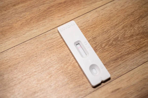 Negatif Covid19, SARSCoV2 antijen test kiti, bir basamak koronavirüs antijen hızlı test, tükürük çubuğu, bir test kutusu, kapatın