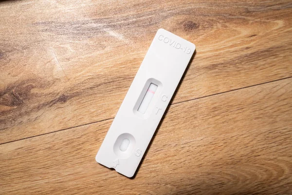 Negatif Covid19, SARSCoV2 antijen test kiti, bir basamak koronavirüs antijen hızlı test, tükürük çubuğu, bir test kutusu, kapatın