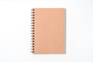 Beyaz background.top görünümü üzerinde izole kahverengi spiral defter