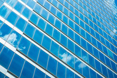 Çelik mavi camlı gökdelenlere panoramik ve perspektif manzarası, başarılı endüstriyel mimari iş konsepti