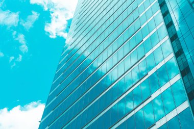 Çelik mavi camlı gökdelenlere panoramik ve perspektif manzarası, başarılı endüstriyel mimari iş konsepti