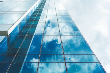 Çelik mavi camlı gökdelenlere panoramik ve perspektif manzarası, başarılı endüstriyel mimari iş konsepti