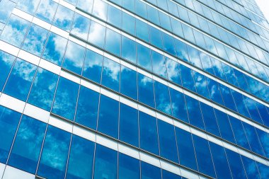 Çelik mavi camlı gökdelenlere panoramik ve perspektif manzarası, başarılı endüstriyel mimari iş konsepti