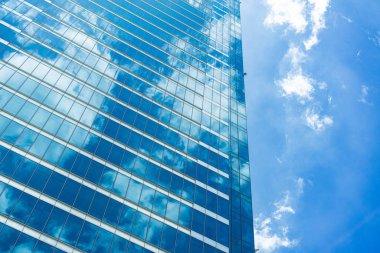 Çelik mavi camlı gökdelenlere panoramik ve perspektif manzarası, başarılı endüstriyel mimari iş konsepti