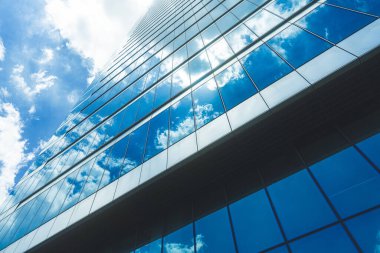 Çelik mavi camlı gökdelenlere panoramik ve perspektif manzarası, başarılı endüstriyel mimari iş konsepti