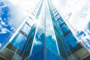 Çelik mavi camlı gökdelenlere panoramik ve perspektif manzarası, başarılı endüstriyel mimari iş konsepti