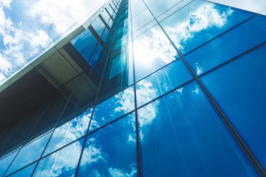 Çelik mavi camlı gökdelenlere panoramik ve perspektif manzarası, başarılı endüstriyel mimari iş konsepti