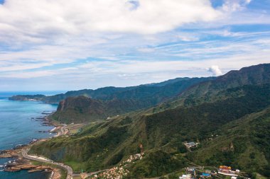 Shuinandong Yinyang Denizi, Ruifang Bölgesi, New Taipei, Tayvan 'da 13 Katmanlı Kalıntılar (Bakır Rafineri Kalıntıları) Hava Görüntüsü.