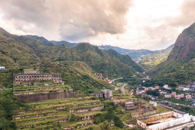 Shuinandong Yinyang Denizi, Ruifang Bölgesi, New Taipei, Tayvan 'da 13 Katmanlı Kalıntılar (Bakır Rafineri Kalıntıları) Hava Görüntüsü.