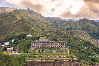 Shuinandong Yinyang Denizi, Ruifang Bölgesi, New Taipei, Tayvan 'da 13 Katmanlı Kalıntılar (Bakır Rafineri Kalıntıları) Hava Görüntüsü.