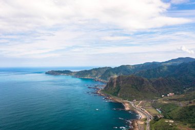 Shuinandong Yinyang Denizi, Ruifang Bölgesi, New Taipei, Tayvan 'da 13 Katmanlı Kalıntılar (Bakır Rafineri Kalıntıları) Hava Görüntüsü.
