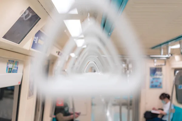 Белые Ручки Стоящего Пассажира Метро Ручной Захват Внутри Городского Железнодорожного — стоковое фото