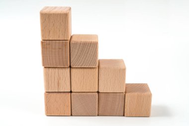 Tahta küp piramit şeklinde düzenlenir, iş konsepti