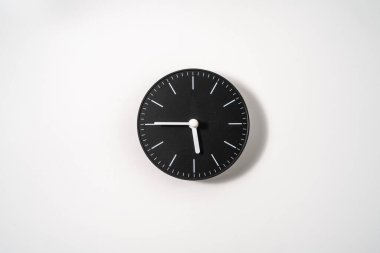 kırpma yolu olan beyaz arkaplanda bir ofis saatini kapat