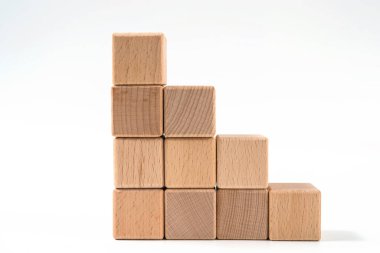 Tahta küp piramit şeklinde düzenlenir, iş konsepti