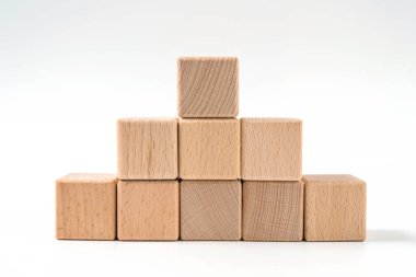 Tahta küp piramit şeklinde düzenlenir, iş konsepti