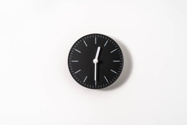 kırpma yolu olan beyaz arkaplanda bir ofis saatini kapat