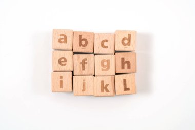 Ahşap, beyaz arka plan üzerinde alfabesi