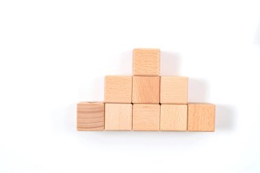 Tahta küp piramit şeklinde düzenlenir, iş konsepti