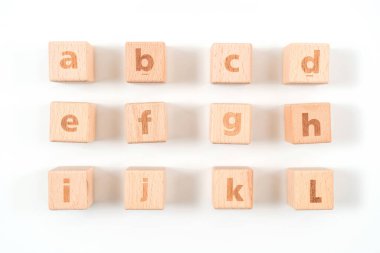 Ahşap, beyaz arka plan üzerinde alfabesi