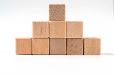 Tahta küp piramit şeklinde düzenlenir, iş konsepti