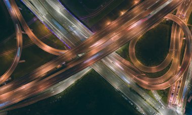 Trafik konsepti görüntüsü, trafik çemberi kuşları gece görüşü Taipei, Tayvan 'daki İHA' yı kullanın..