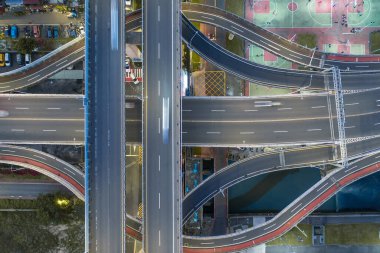 Trafik konsepti görüntüsü, trafik çemberi kuşları gece görüşü Taipei, Tayvan 'daki İHA' yı kullanın..