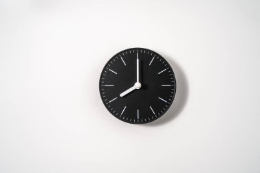 kırpma yolu olan beyaz arkaplanda bir ofis saatini kapat