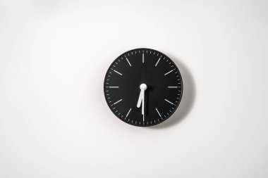 kırpma yolu olan beyaz arkaplanda bir ofis saatini kapat